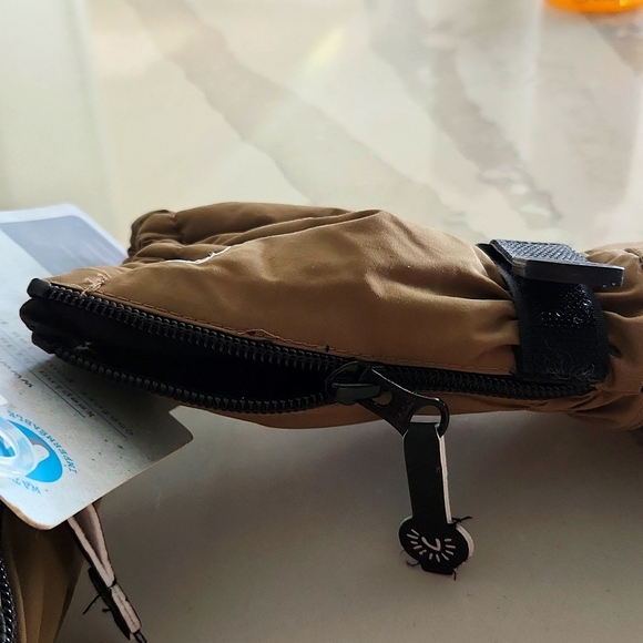 NWT Calikids size 2- 4 waterproof mittens with zippers - Picture 5 of 8